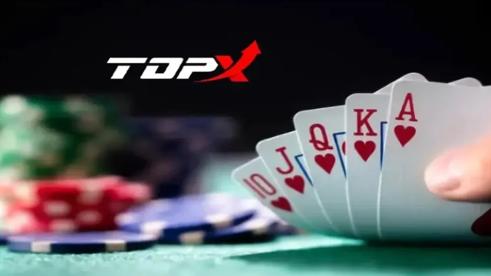 Mão segurando cartas de baralho ao lado de fichas, ilustração do primeiro depósito na TopX
