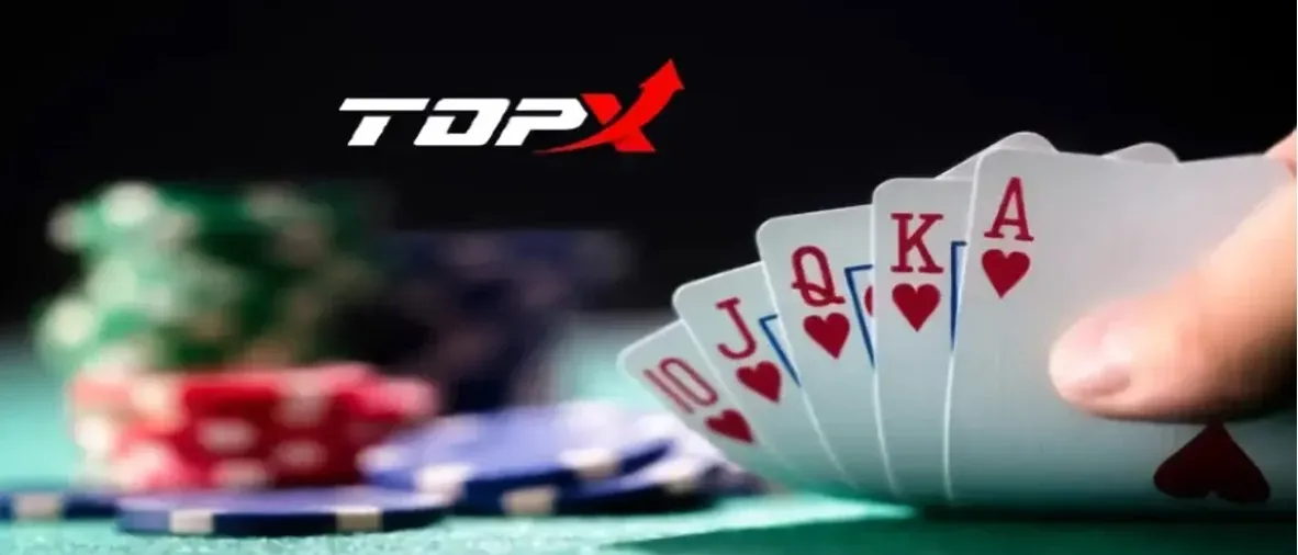 Jogador segurando cartas com fichas ao fundo, ilustração do capítulo sobre o saque na TopX